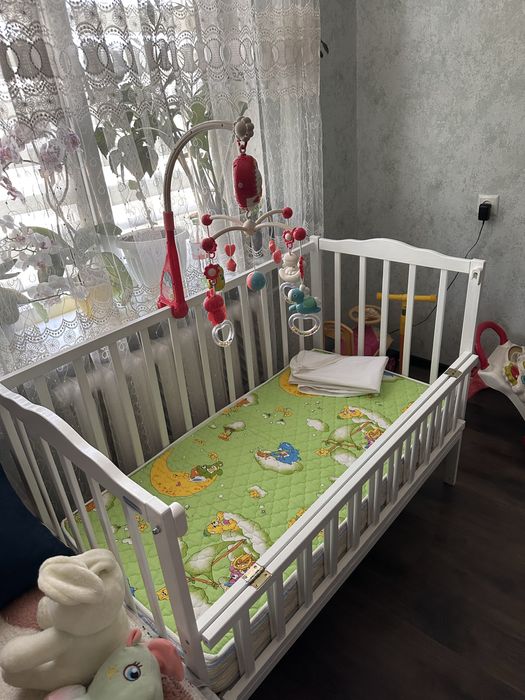 Біла дитяча кроватка, ліжечко, люлька з матрасом