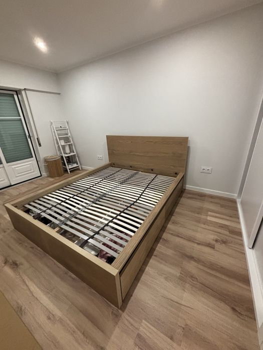 Cama com estrado e gavetas