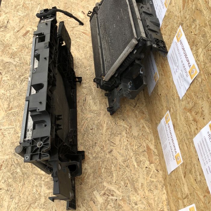 Передня панель (телевізор) радіатори Renault Megane 3 Scenic 3 09-15р.