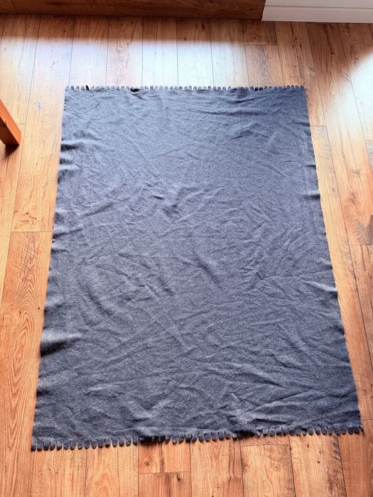 Szary koc / pled IKEA Polarvide 168x125 cm – ząbkowane brzegi