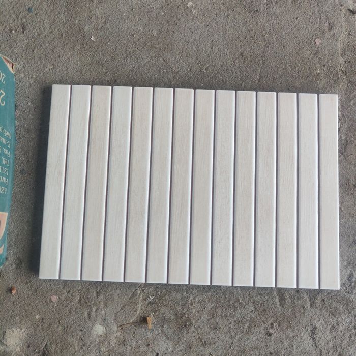 Продам остатки плитки и шпатлёвку.