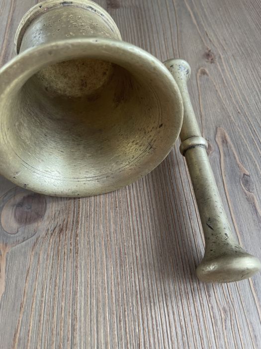 Stary zgrabny moździerz mosiężny
