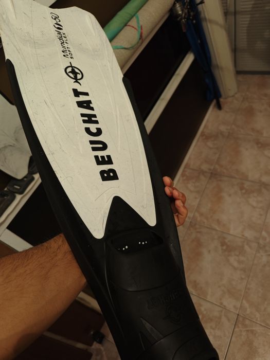Vendo 1 barbatana beuchat mundial soft