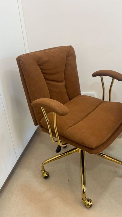 Cadeira de escritório castanha e detalhes dourado