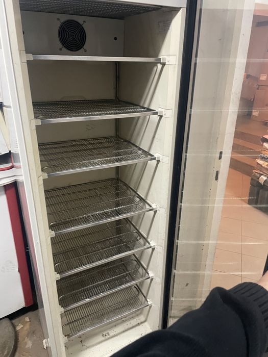 Sprzedam zamrażarkę z półkami