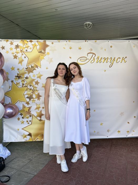 2  білі сукні випускні