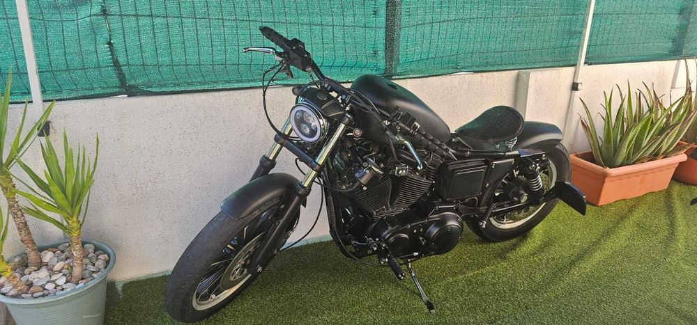 Harley Davidson Sportster 883 em estilo Bobber Custom