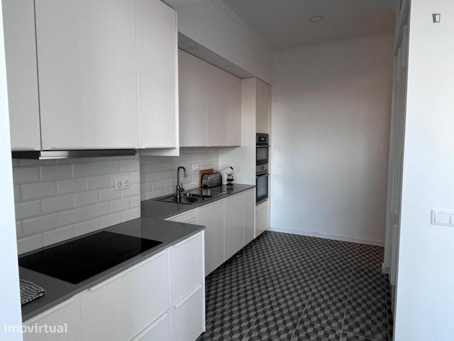 Quarto - localizado em São Sebastião Lisbon