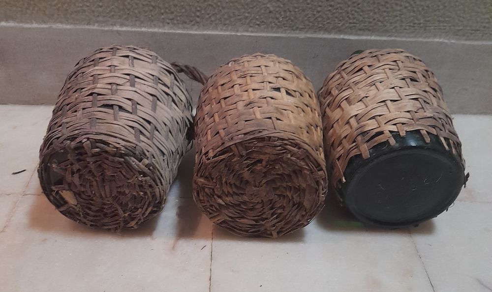 Garrafões vintage empalhados