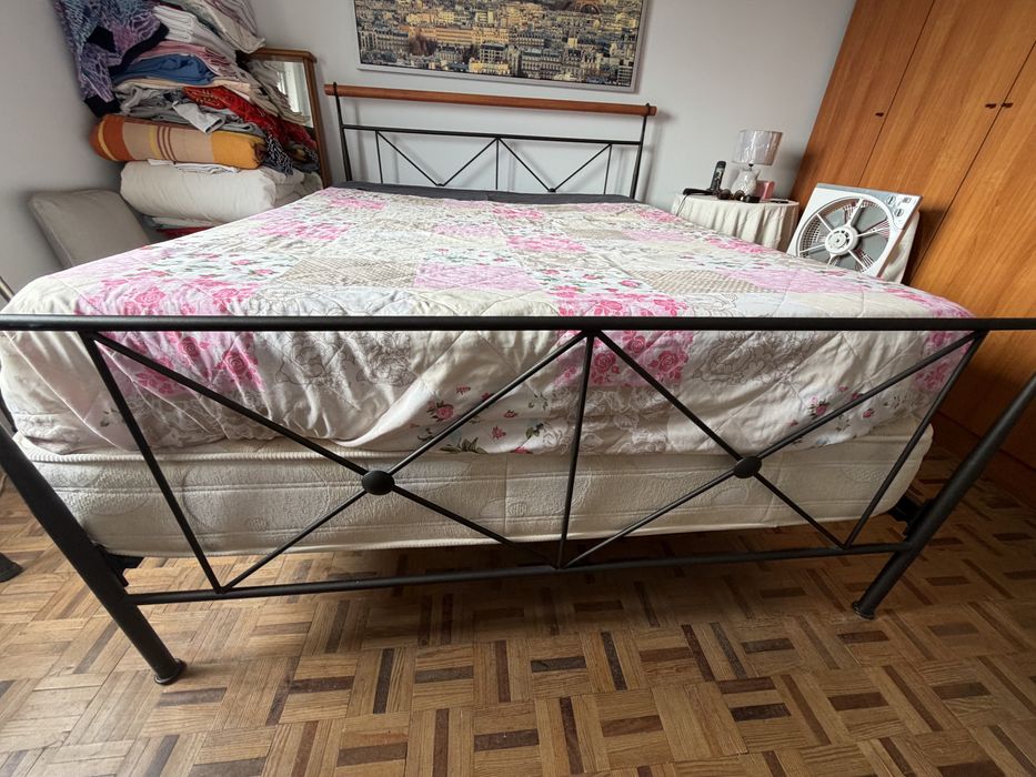Cama casal em ferro com 2 colchões