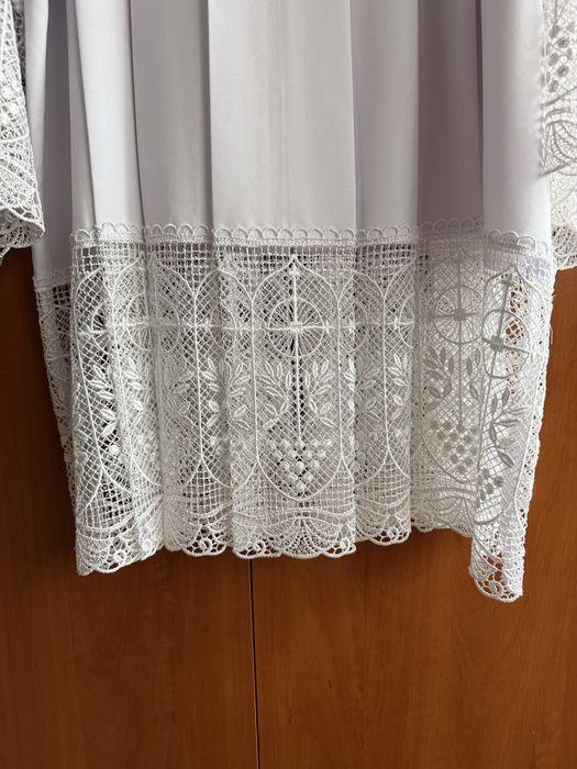 Komża kapłańska ze zdobieniami