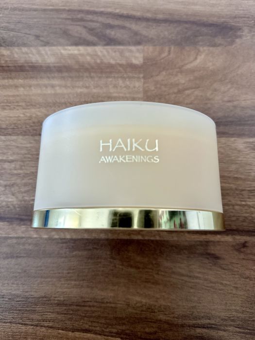 Legendarny Haiku Awakenings rozswietlajacy puder do ciała
