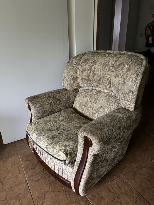 Vários sofás clássicos