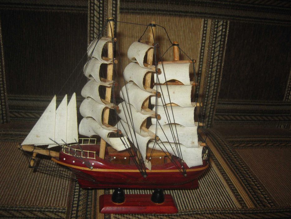 Деревянный парусник.Требует ремонта.