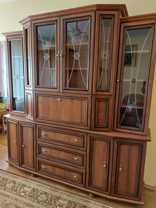 Kredens drewniany – duży, elegancki, klasyczny styl