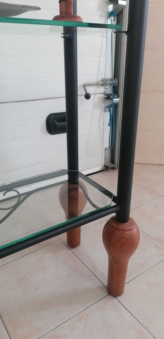 Estante com prateleiras de vidro