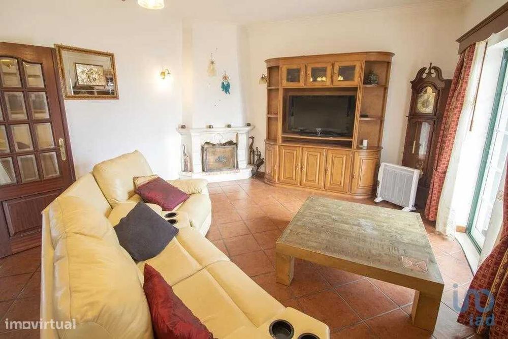 Quinta para venda com 2 moradias prontas e uma área de 9820 metros quadrados.