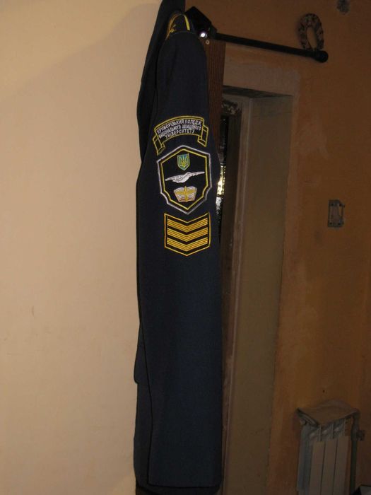 китель криворожского авиаучилища с погонами и шевронами.