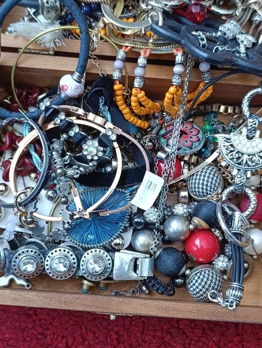Lote de vários colares e pulseiras bijuteria