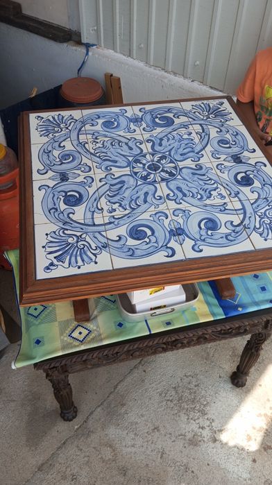 Mesa de Centro em Madeira Maciça com Painel Original de Azulejos Pintados à Mão – Eduardo Leite | Viúva Lamego