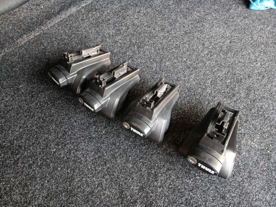 Kit de fixação THULE - Qualquer carro com barras longitudinais abertas
