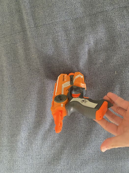 Pistola Nerf de brinquedo com laser de mira vermelho