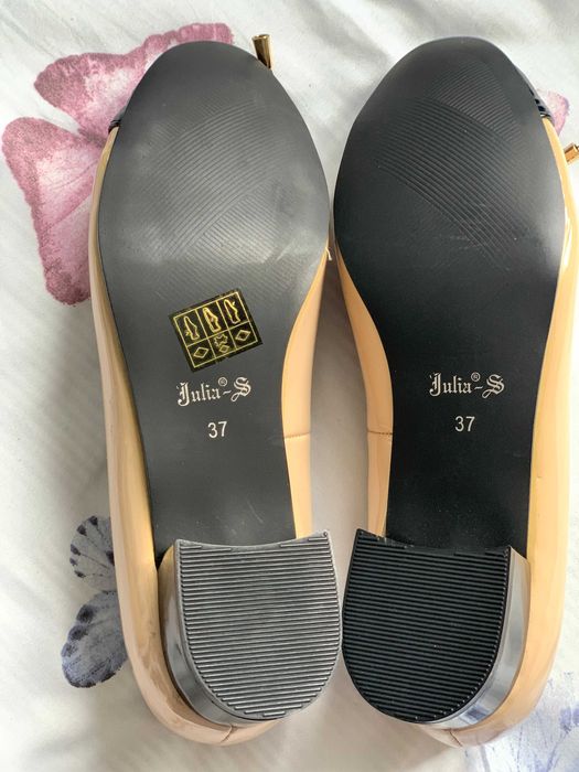 Buty damskie nowe beżowe lakierki, wkładka ze skóry nowe