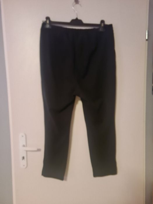 Czarne spodnie do kostek.