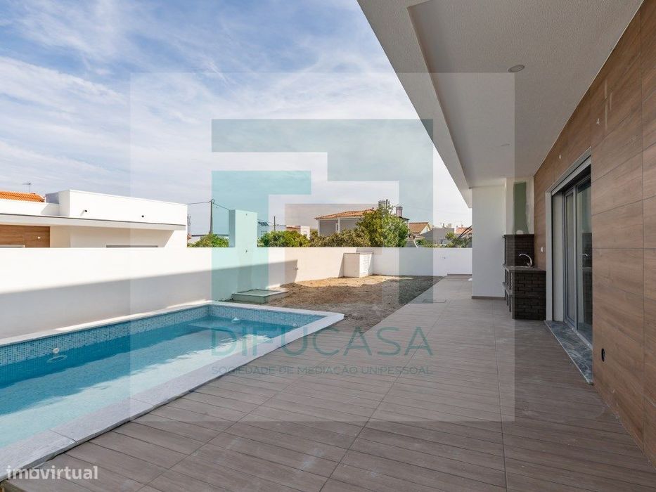 Moradia Isolada T4 Duplex com Piscina e Garagem