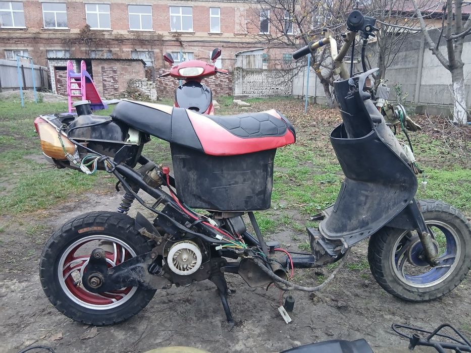 Продам скутер и запчасти.