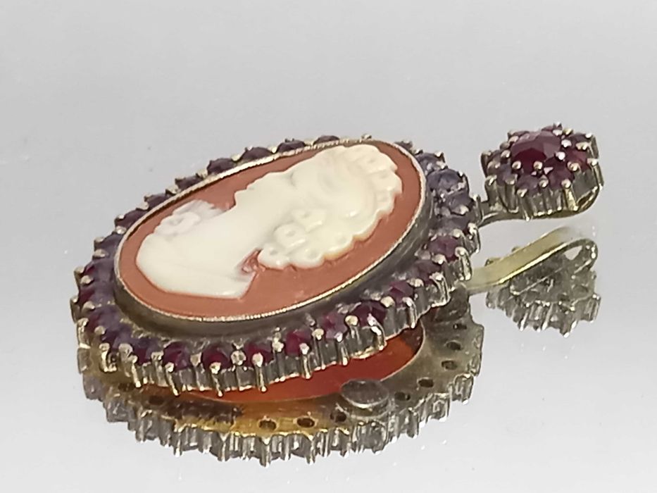 Stary wisior, kamea z granatami, srebro złocone