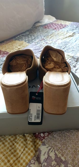 Damskie klapki beżowe, Wojas