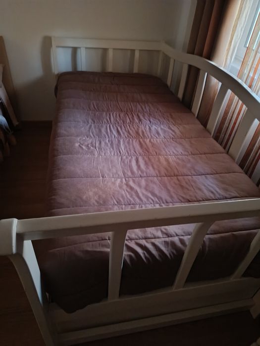Cama dupla com colchões em ótimo estado
