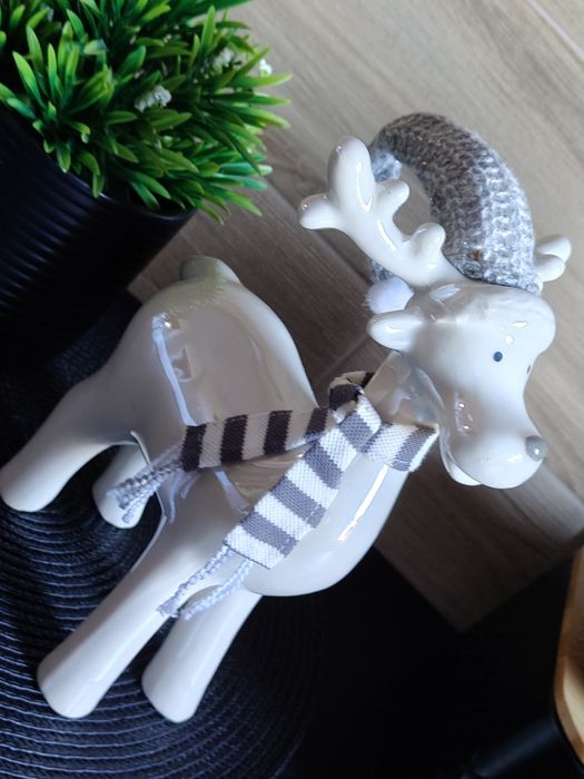 Figurka świąteczna renifer biały z szalikiem home&you