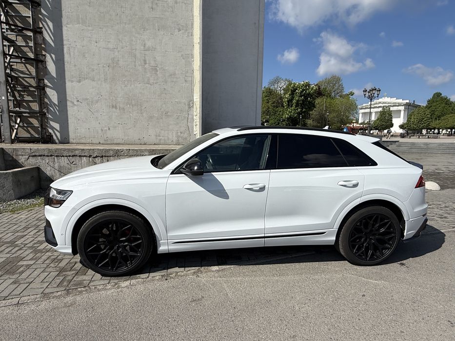 Біла Audi SQ8 2021