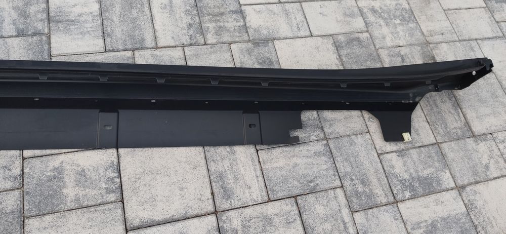 Próg zewnętrzny BMW X1 prawy