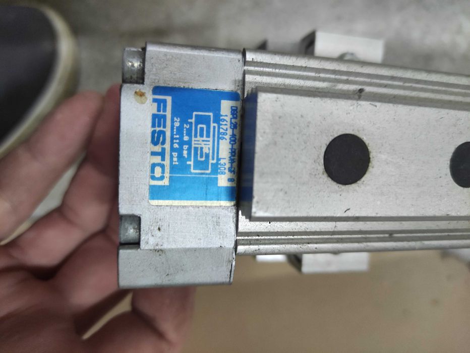Siłownik pneumatyczny z prowadnicą liniowa cnc
