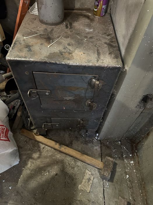 Продам металеву піч типу (буржуйка).