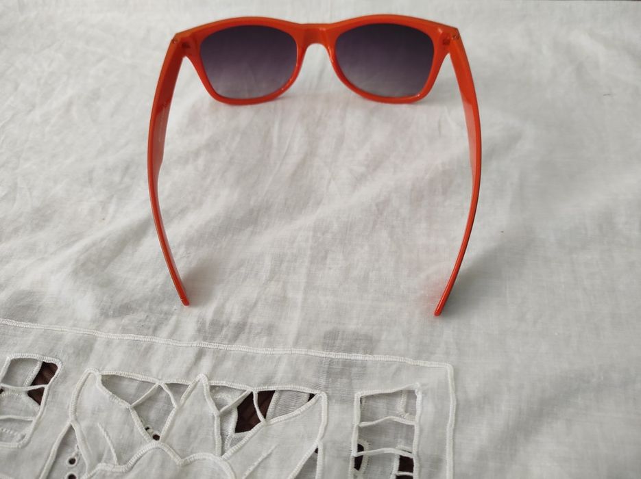 oculos cor-de-laranja e castanhos