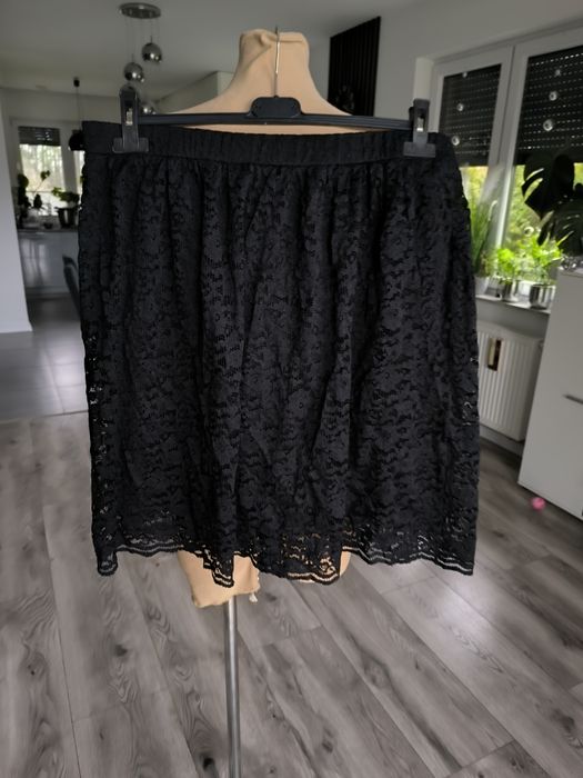R.44/46 czarna koronkowa spódniczka plus size