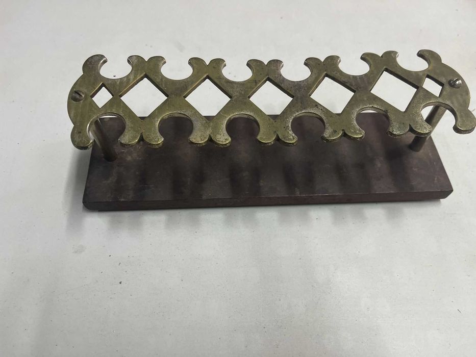 Suporte antigo de acrimbos