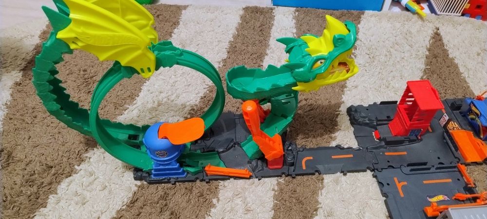 3 набіра City Hot Wheels Dragon + автомайстерня + заправочна станція