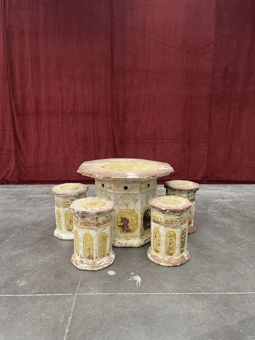 Bastante invulgar conjunto de mesa e bancos orientais em terracota
