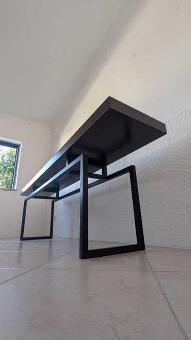 Consola Minimalista de Design – Carvalho Negro e Metal – Estado Impecável