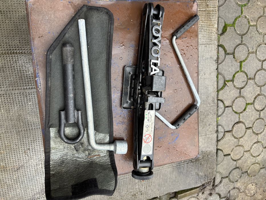 Домкрат Тойота авенсіс