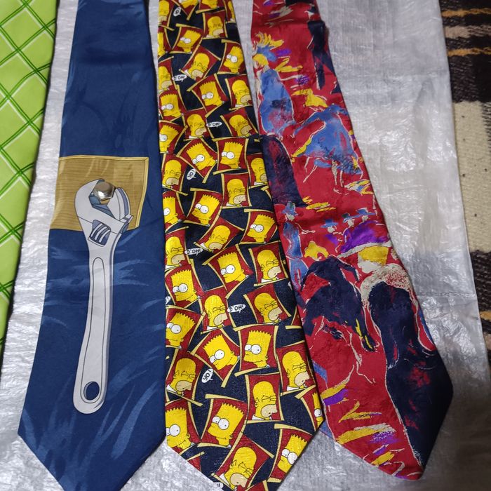 Продам набір з 10 краваток+вішалка для краваток