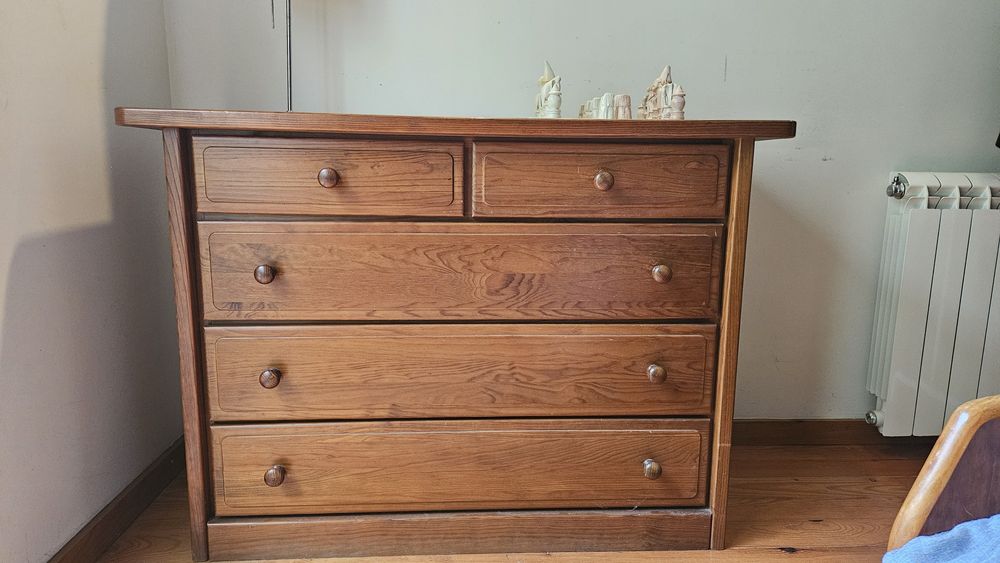 Mobília de quarto de casal em madeira maciça