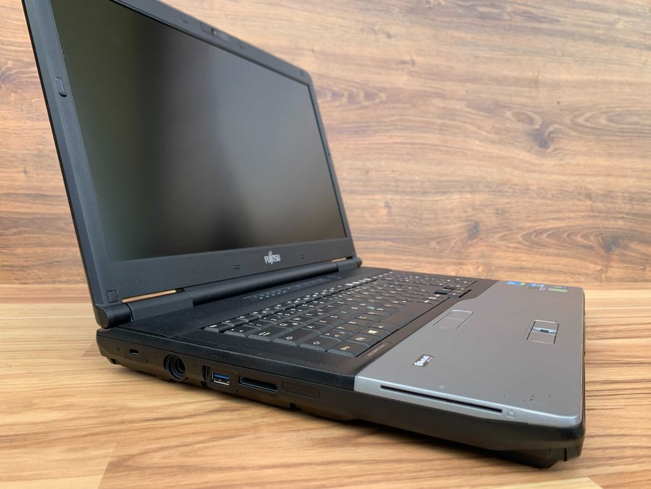 Laptop 17,3" Fujitsu  Celsius W920  16 ram/ i7 / Win 7