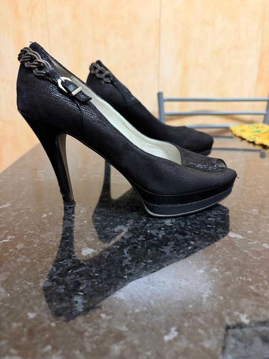 Sapatos pretos de salto alto, nº 37