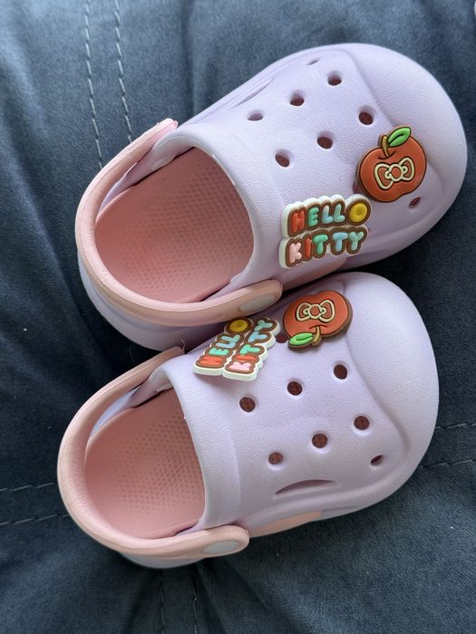 Дитяче взуття кросівки коралки крокси